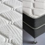 Un matelas avec matelas mousse alvéolaire avec 3 zones de confort. Avec un sommier en tissu gris.